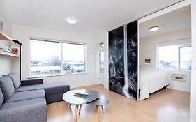 Overlooking The City, Bright & Cozy - Free Parking